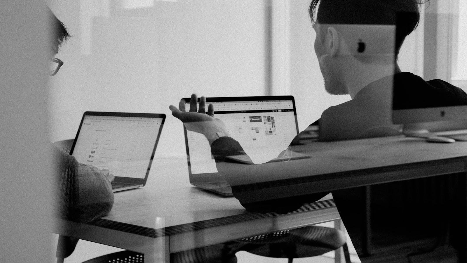 Equipe analisando resultados e definindo próximos passos