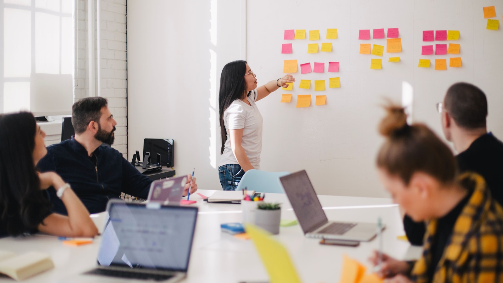 Equipe analisando mapa de atendimento e jornada